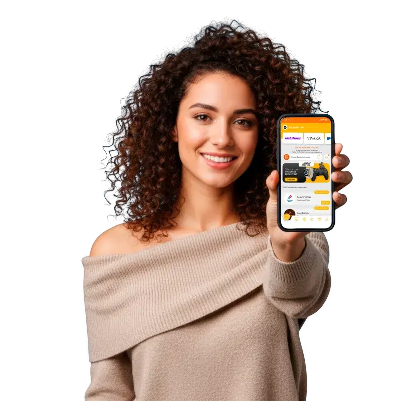 Mulher segurando o app Uniko Card