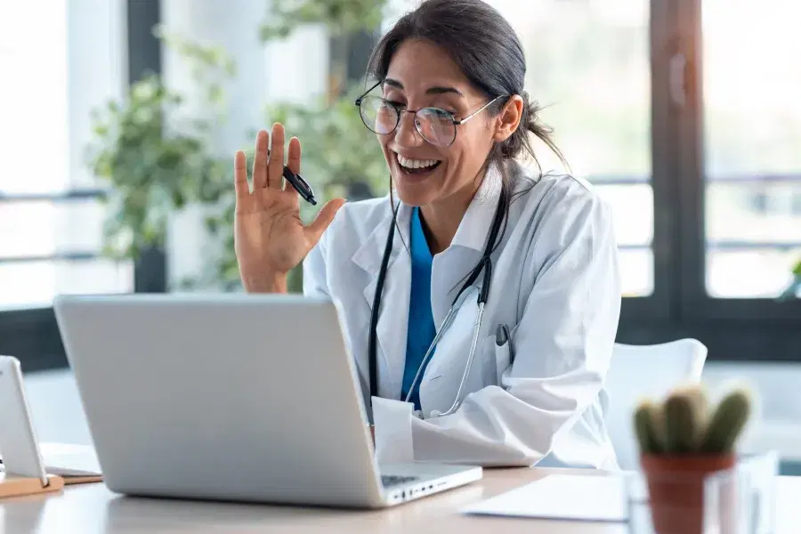 Médica atendendo por videoconsulta